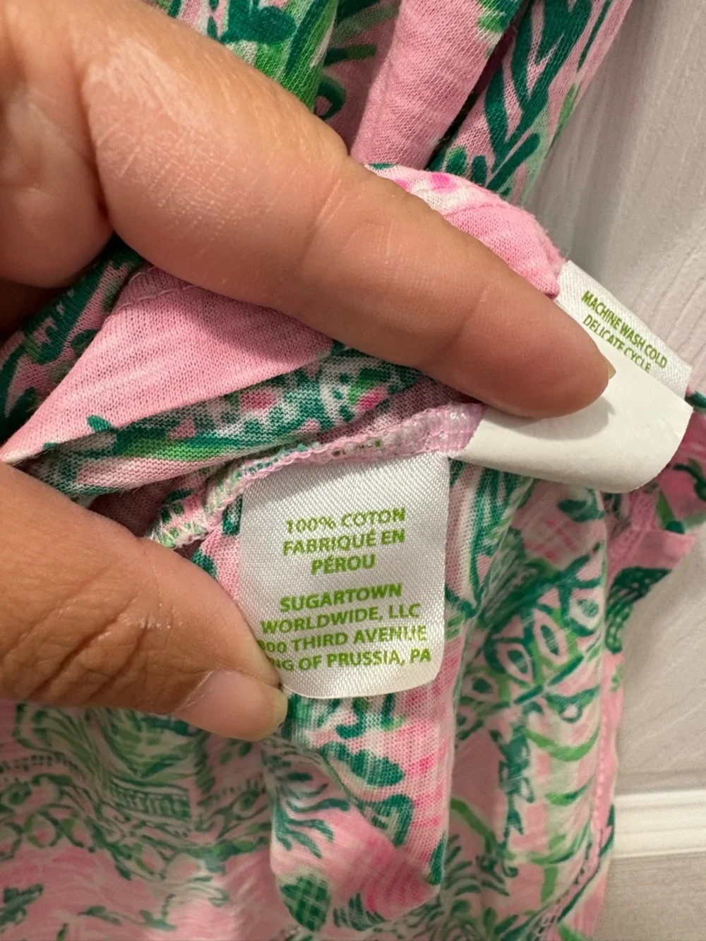 Lilly Pulitzer Etta Top MANDEVILLA BABY
ALWAYS WORTH IT Size XL - Picture 4 of 5
